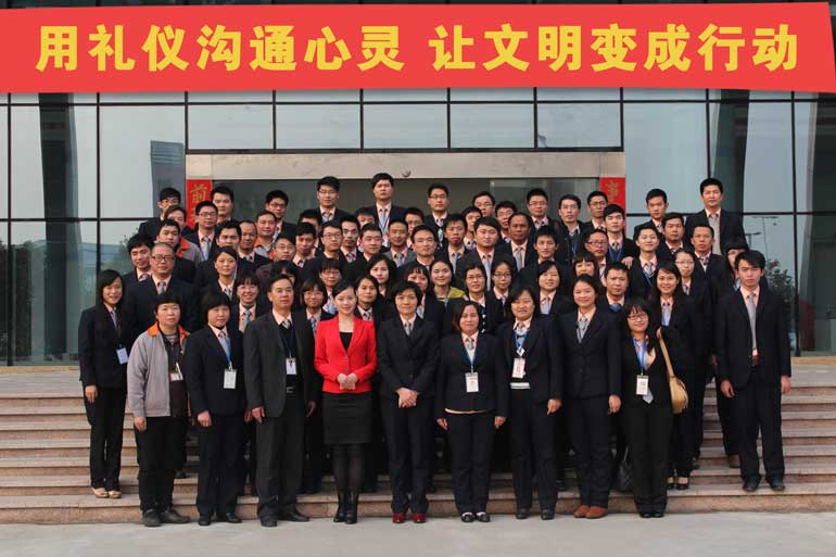 用礼仪相同心灵，，，，，让文明酿成行动