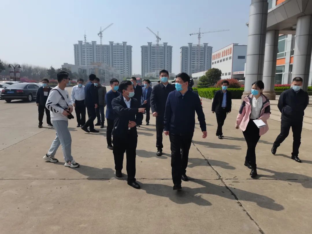新沂市委书记陈堂清走访江苏一定发铝材，，，，，，调研企业防疫稳生产事情