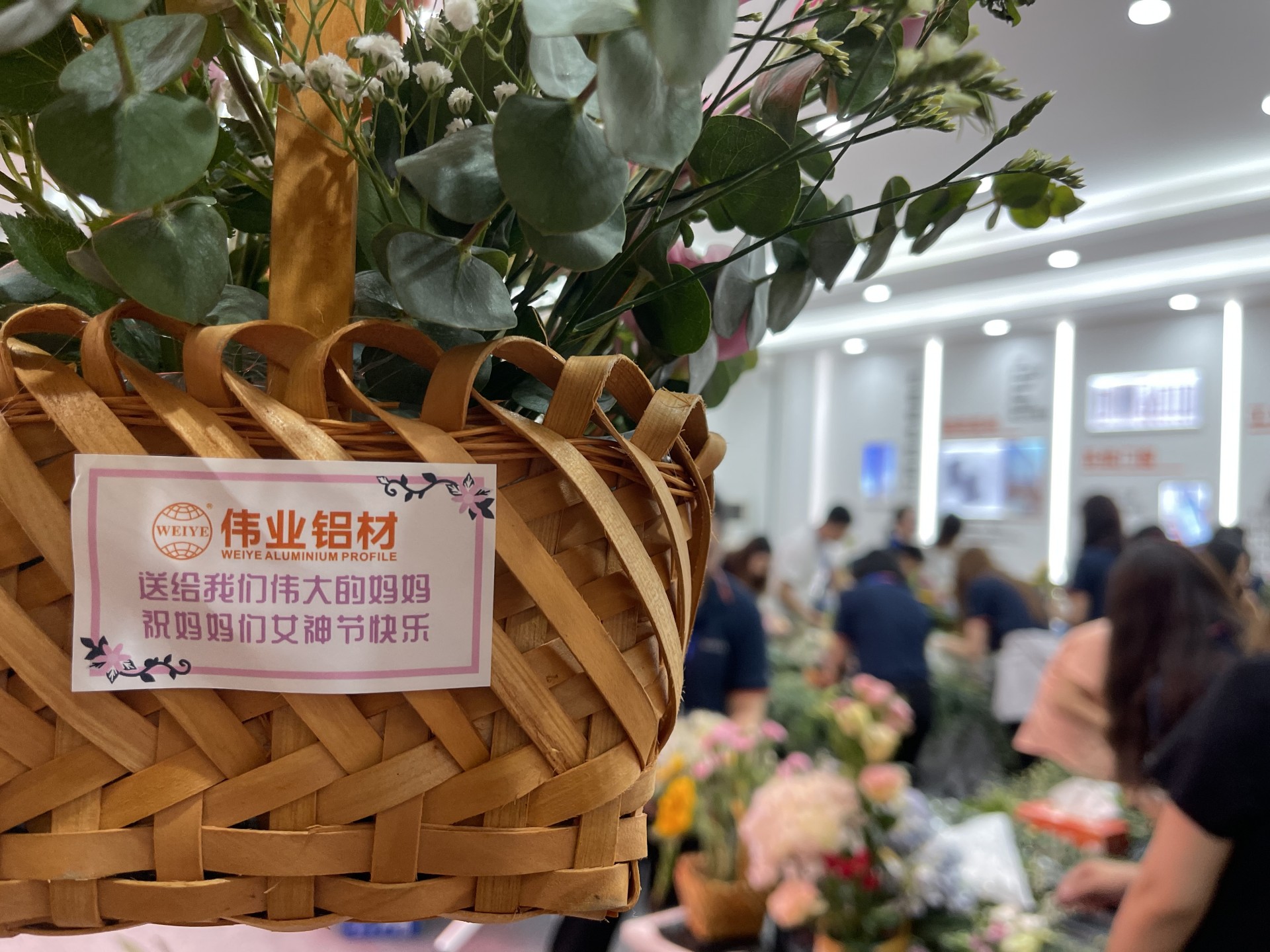 一定发铝材 | 送她小花花，，把爱给妈妈